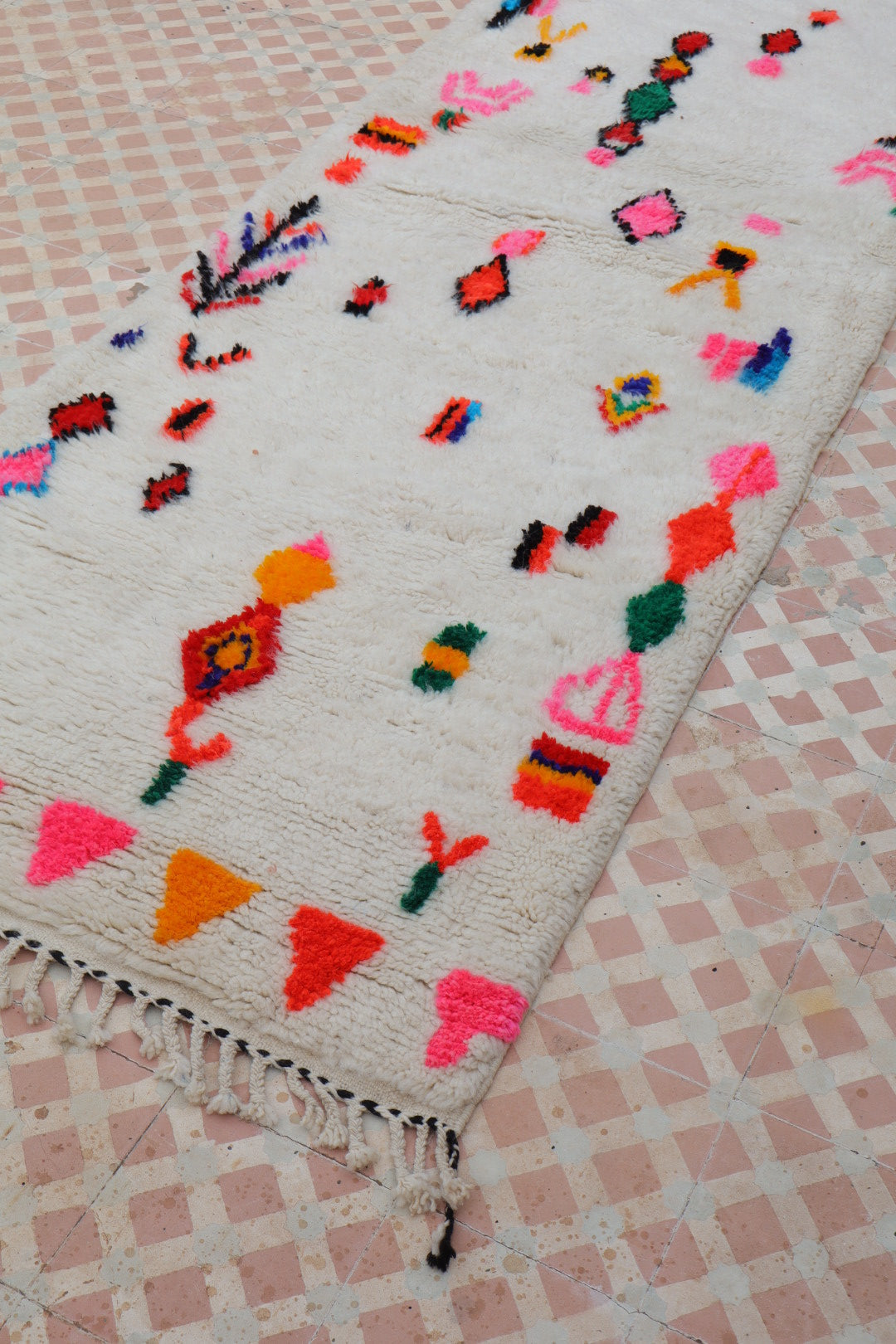 Berberteppich Flur Azilal Weiß mit bunten fluoreszierenden Mustern - 286 x 92 cm Néda