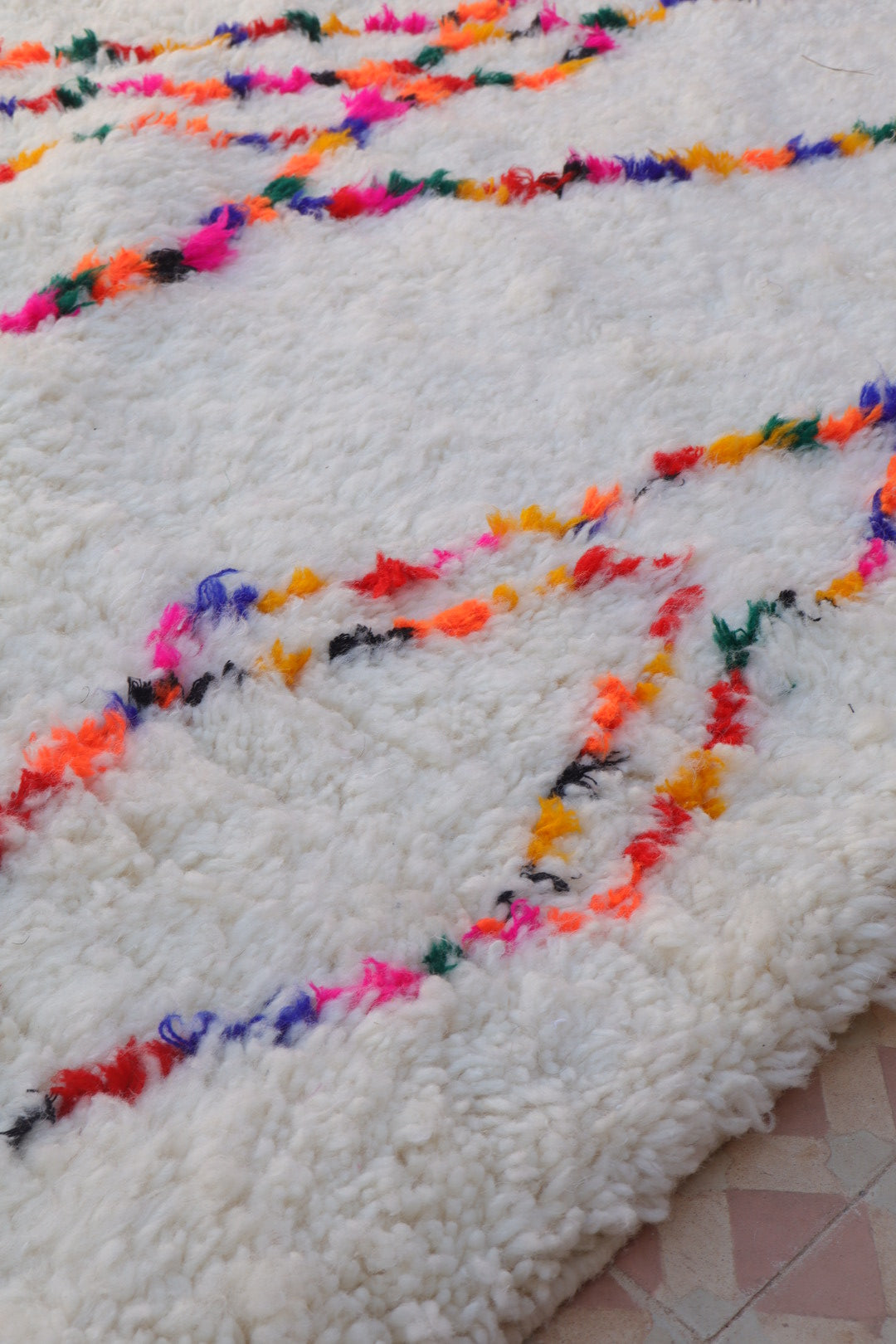 Tapis Azilal Berbère Blanc à Motifs Colorés et Fluo – Fait main- 307 x 207 cm Néda