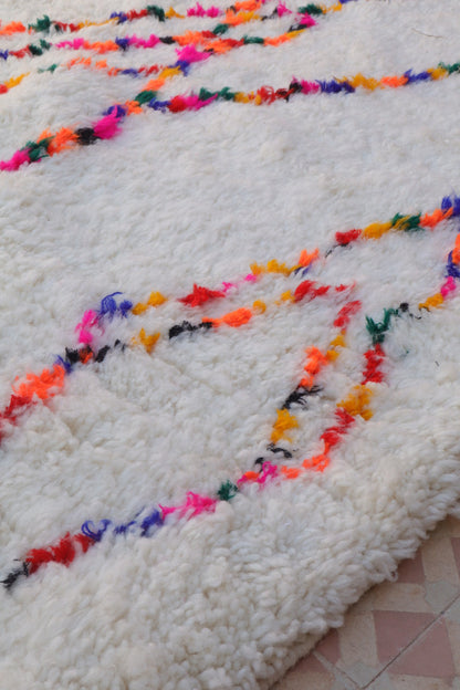 Tapis Azilal Berbère Blanc à Motifs Colorés et Fluo – Fait main- 307 x 207 cm Néda