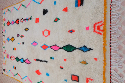 Tapis Berbère Coloré Blanc Motifs Multicolore Cadre Jaune - Azilal Néda