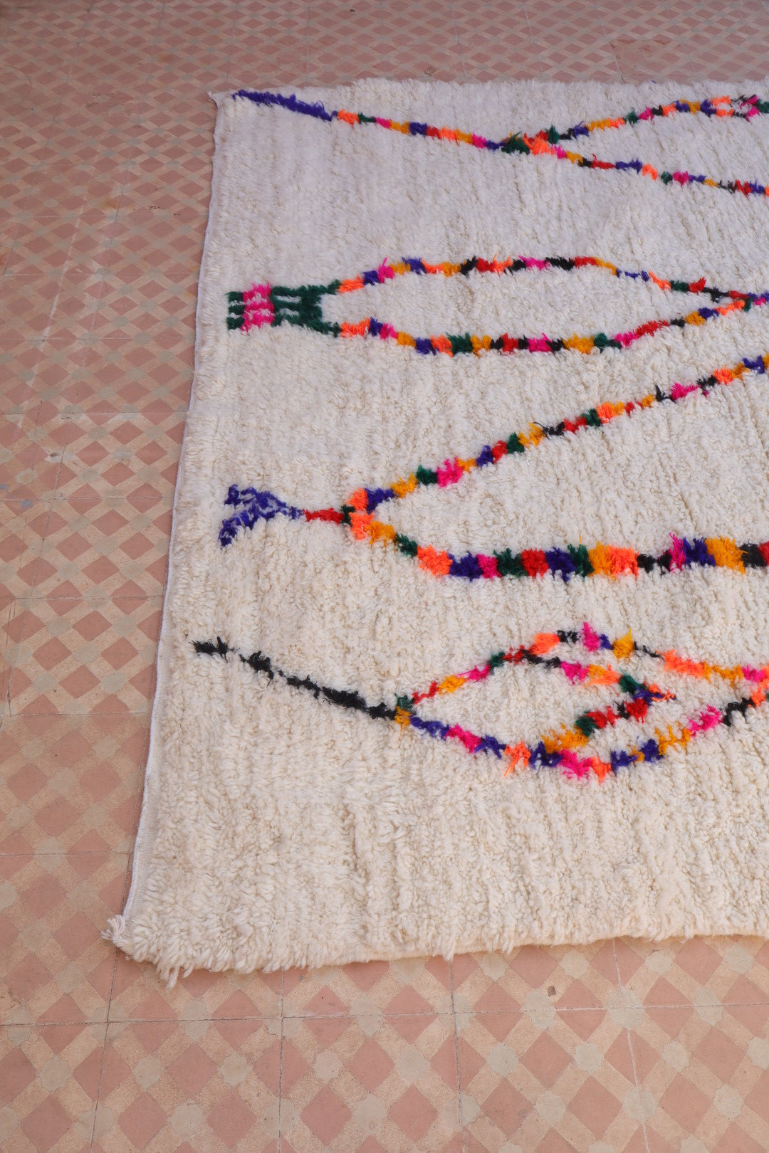 Tapis Azilal Berbère Blanc à Motifs Colorés et Fluo – Fait main- 307 x 207 cm Néda
