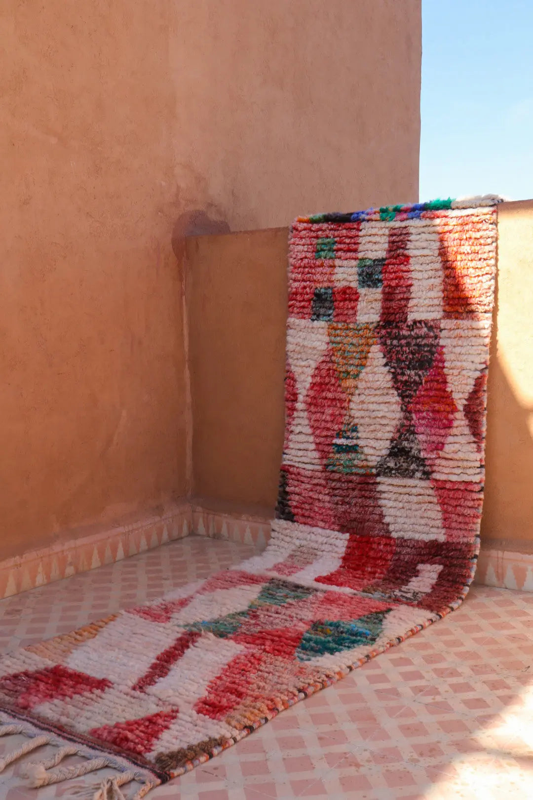 Tapis berbère de couloir coloré tons rouges tapis marocain boujad de couloir 