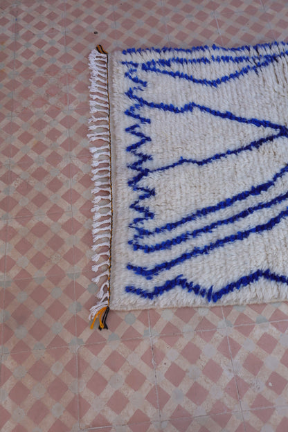 Tapis Berbère Azilal Motifs Abstraits Bleu Klein- 146 x 96 cm Néda