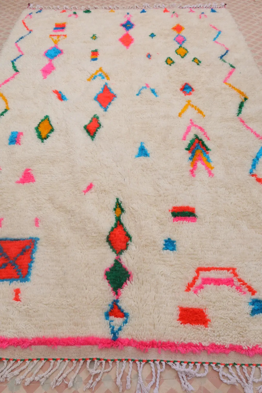 سجادة بربرية ملونة بيضاء بنقوش متعددة الألوان وحواف وردية - أزيلال نيدا