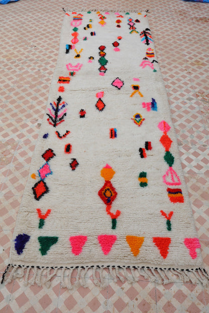 Berberteppich Flur Azilal Weiß mit bunten fluoreszierenden Mustern - 286 x 92 cm Néda