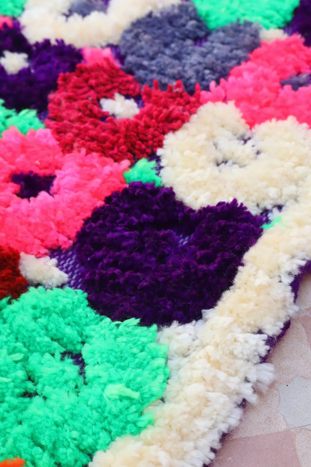 Tapis Berbère Couloir Azilal Violet à Motifs Reliefs Multicolores -300 x 77 cm Néda