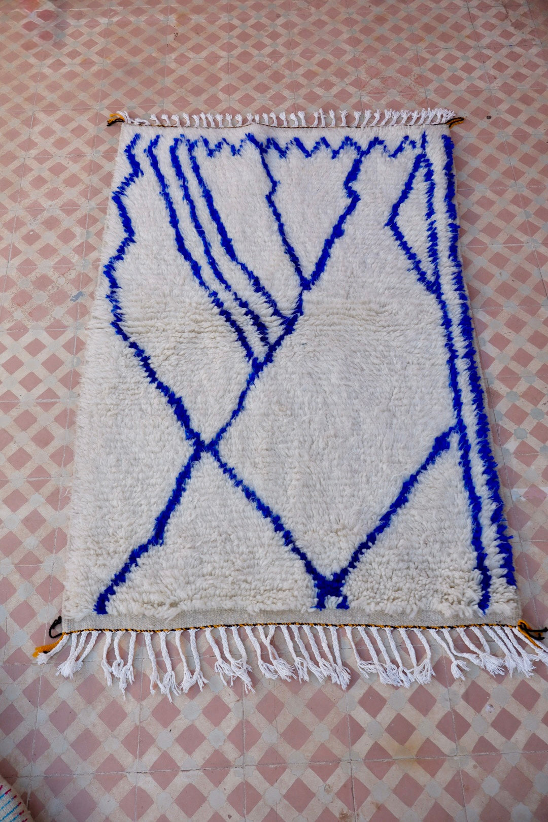 Tapis Berbère Azilal Motifs Abstraits Bleu Klein- 146 x 96 cm Néda