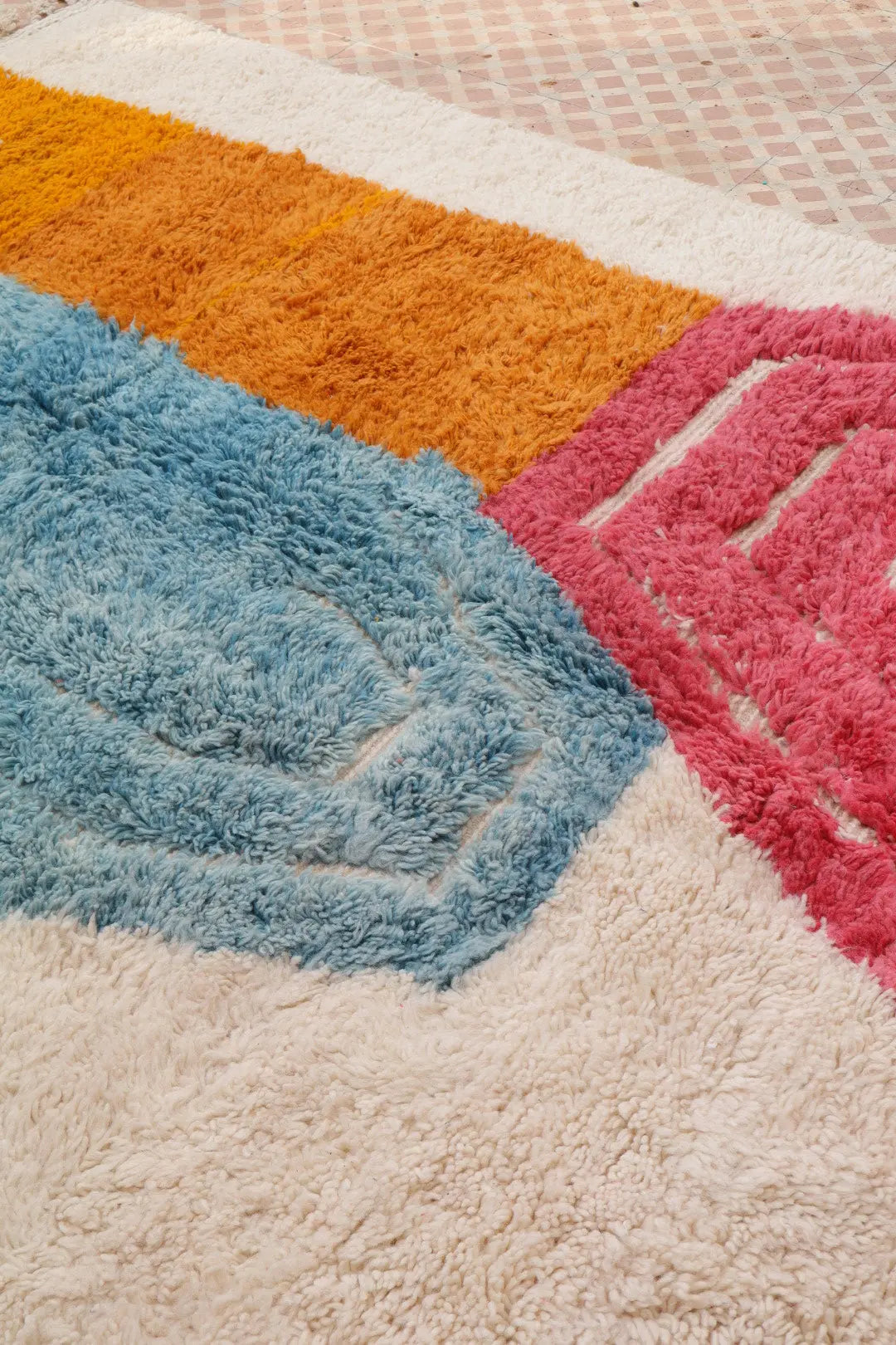 Tapis Berbère Blanc à Motifs Colorés Contemporain à Reliefs Béni Ouarain - 292 x 194 cm Néda
