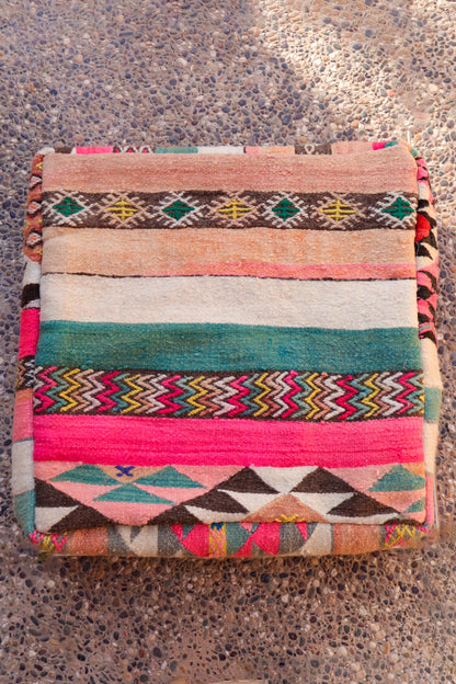 Pouf berbero Kilim multicolore e rosa fluorescente