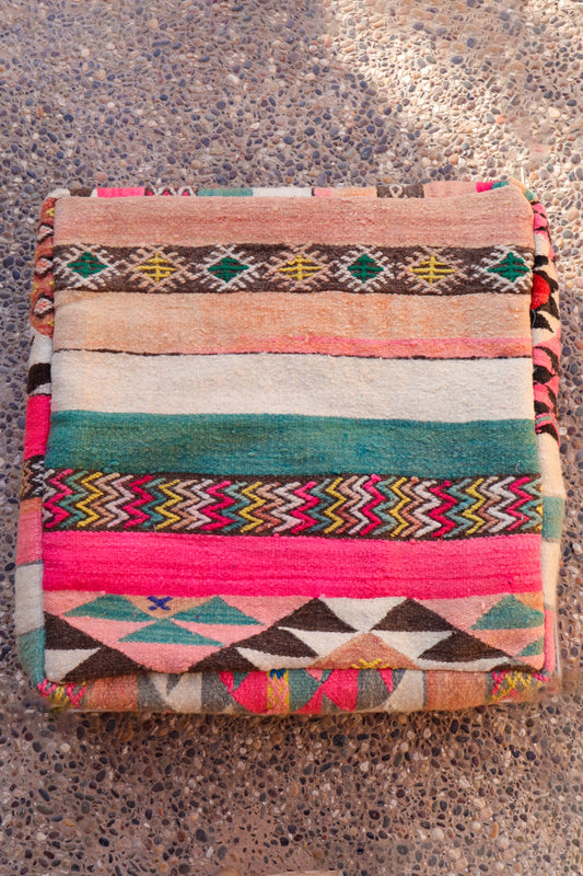 Puf bereber Kilim multicolor y rosa fluorescente