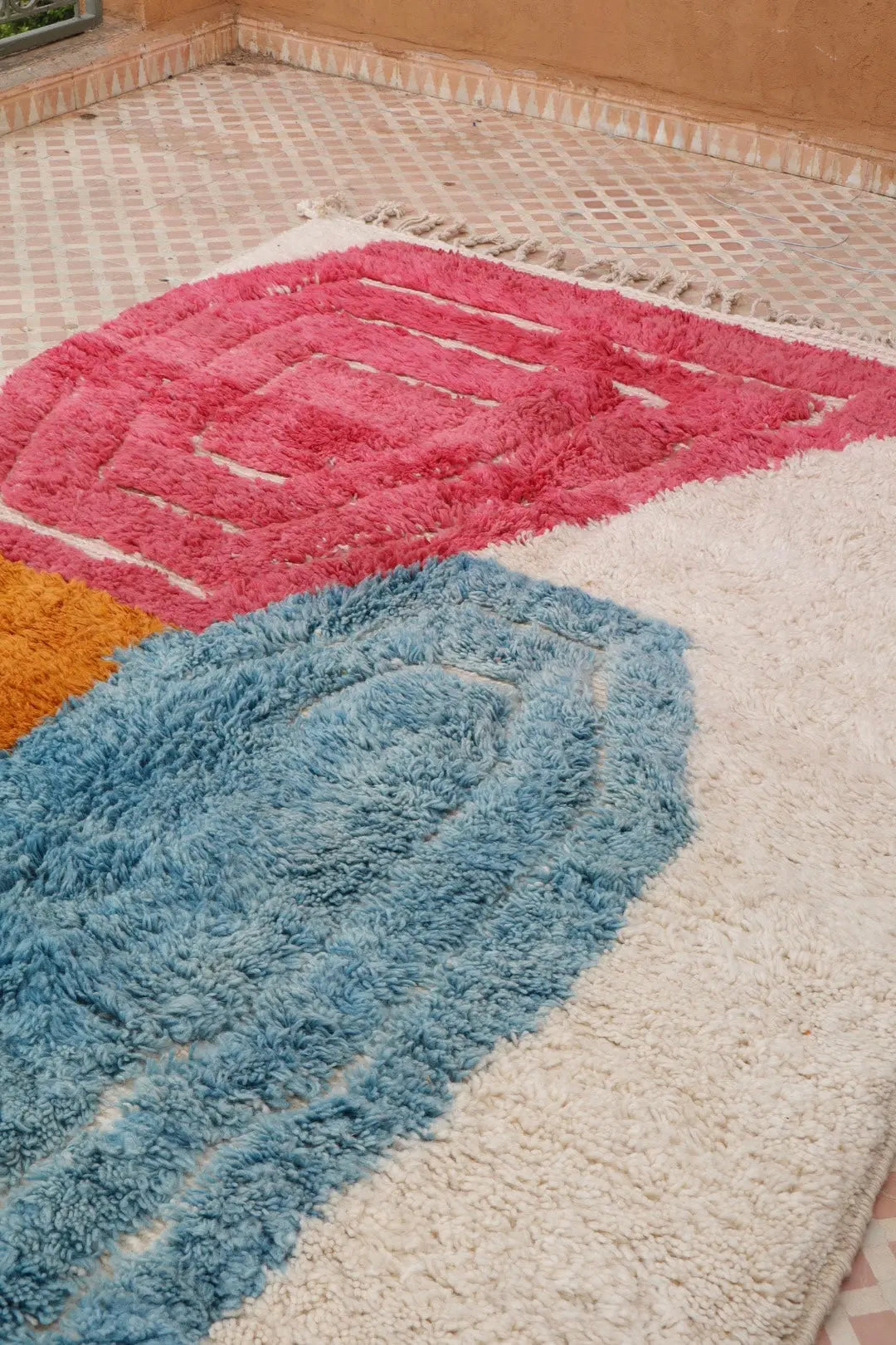 Tapis Berbère Blanc à Motifs Colorés Contemporain à Reliefs Béni Ouarain - 292 x 194 cm Néda