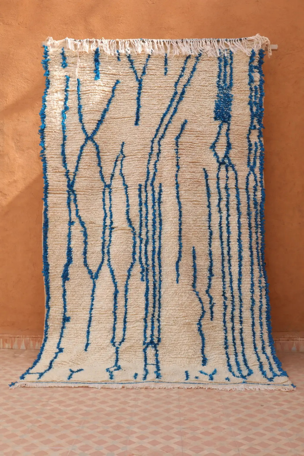 Tapis Berbère Azilal Blanc Motifs Abstraits Bleu- 239 x 139 cm Néda