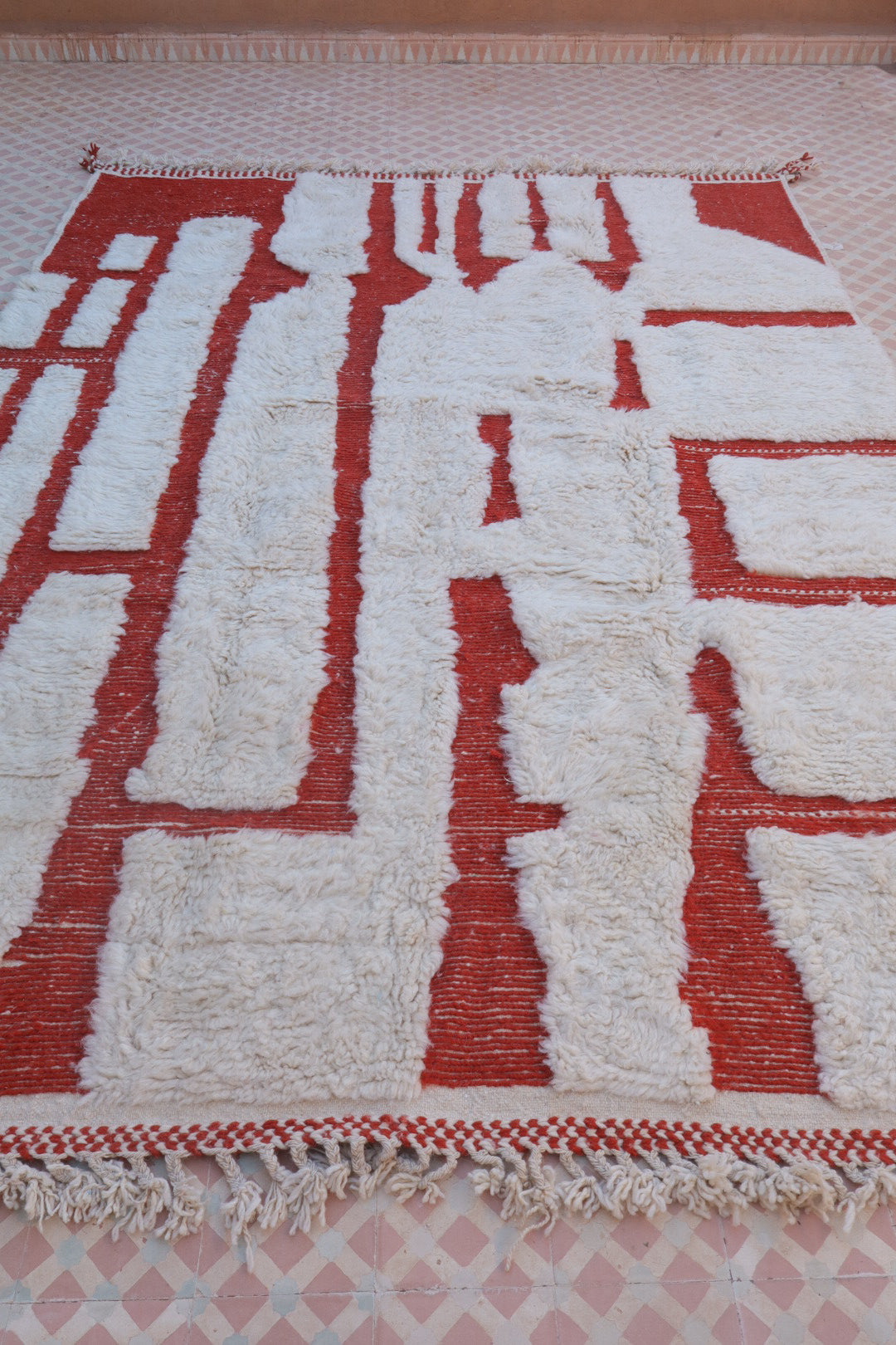 Tapis berbère beige et rouge tapis berbère moderne tapis marocain blanc et rouge tapis berbère moderne blanc à motifs en reliefs rouge tapis berbère contemporain rouge et blanc tapis berbère en laine fait main moderne rouge et blanc tapis déco bohème chic déco éclectique tapis salon en laine fait main 