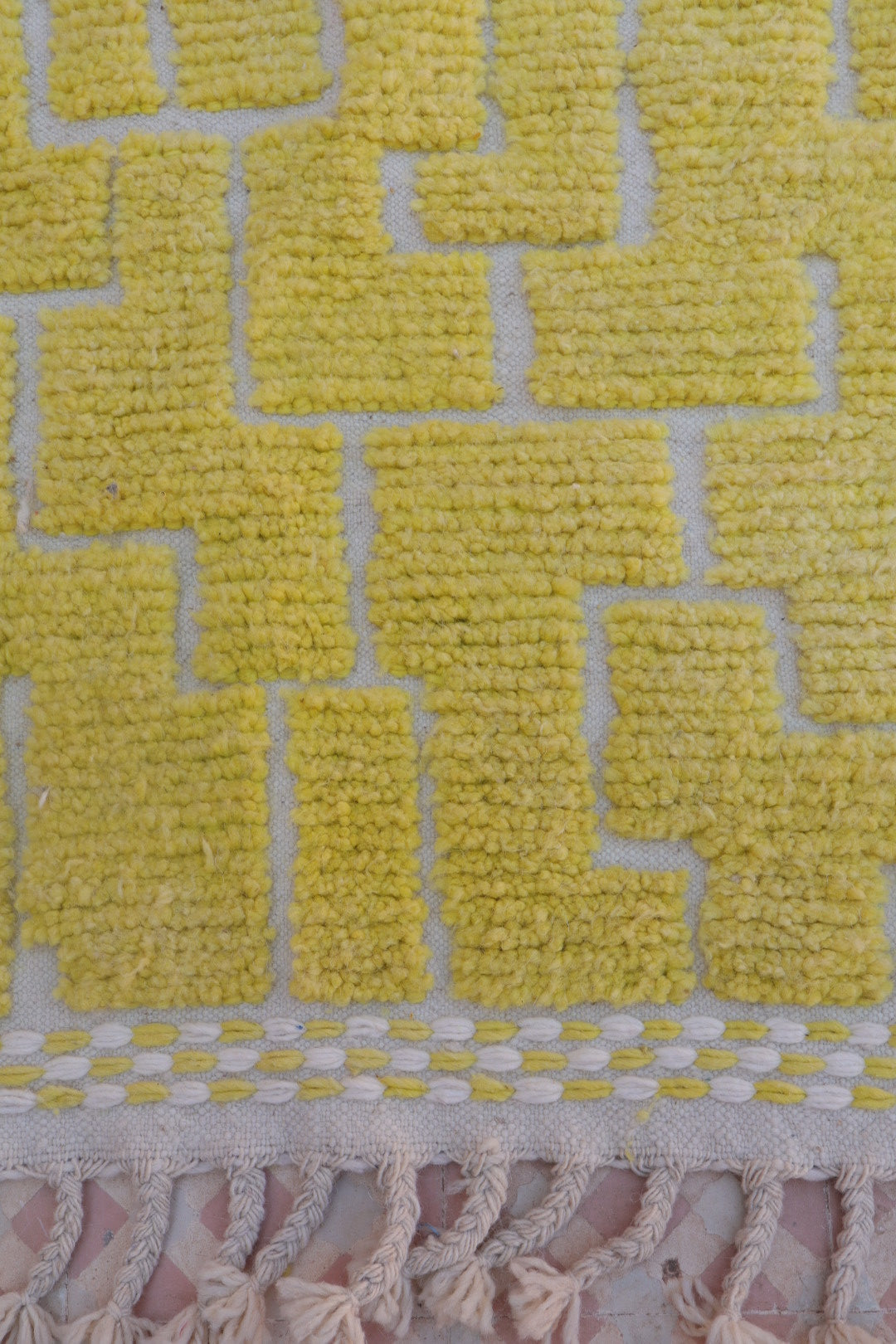 Alfombra béni berber ouarain de patrones de corredor de limón amarillo cavado abstracto- 304 x 80 cm