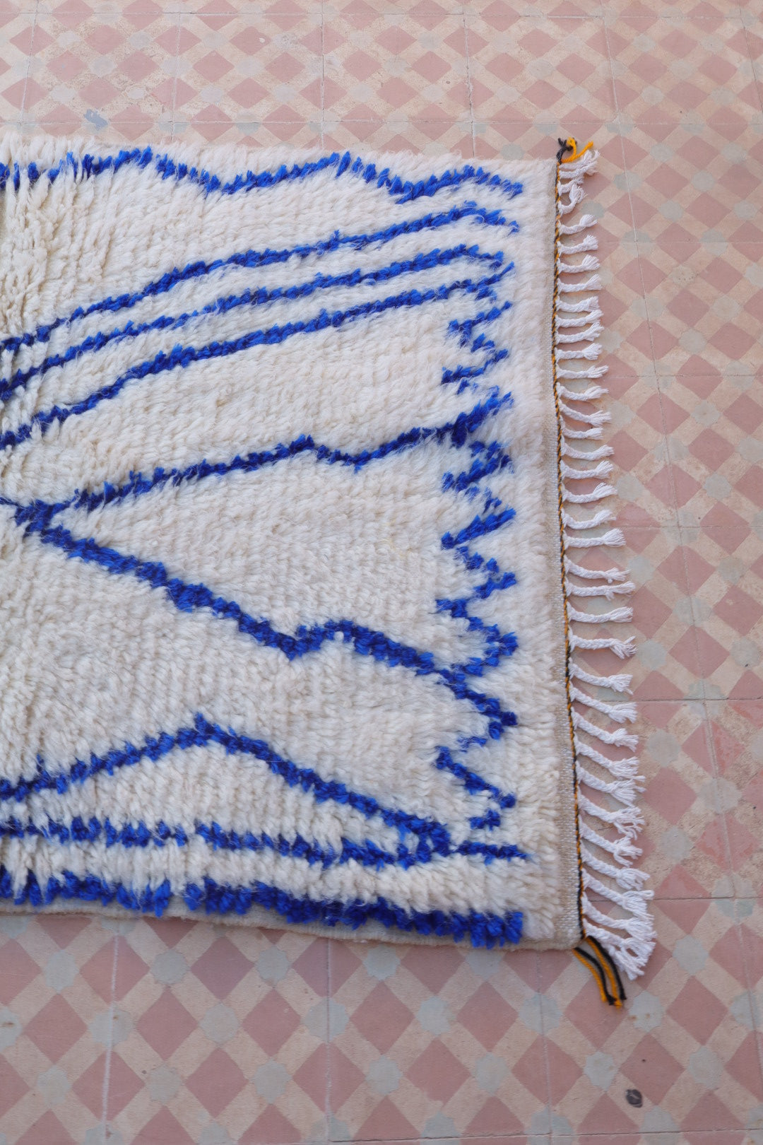 Tapis Berbère Azilal Motifs Abstraits Bleu Klein- 146 x 96 cm Néda