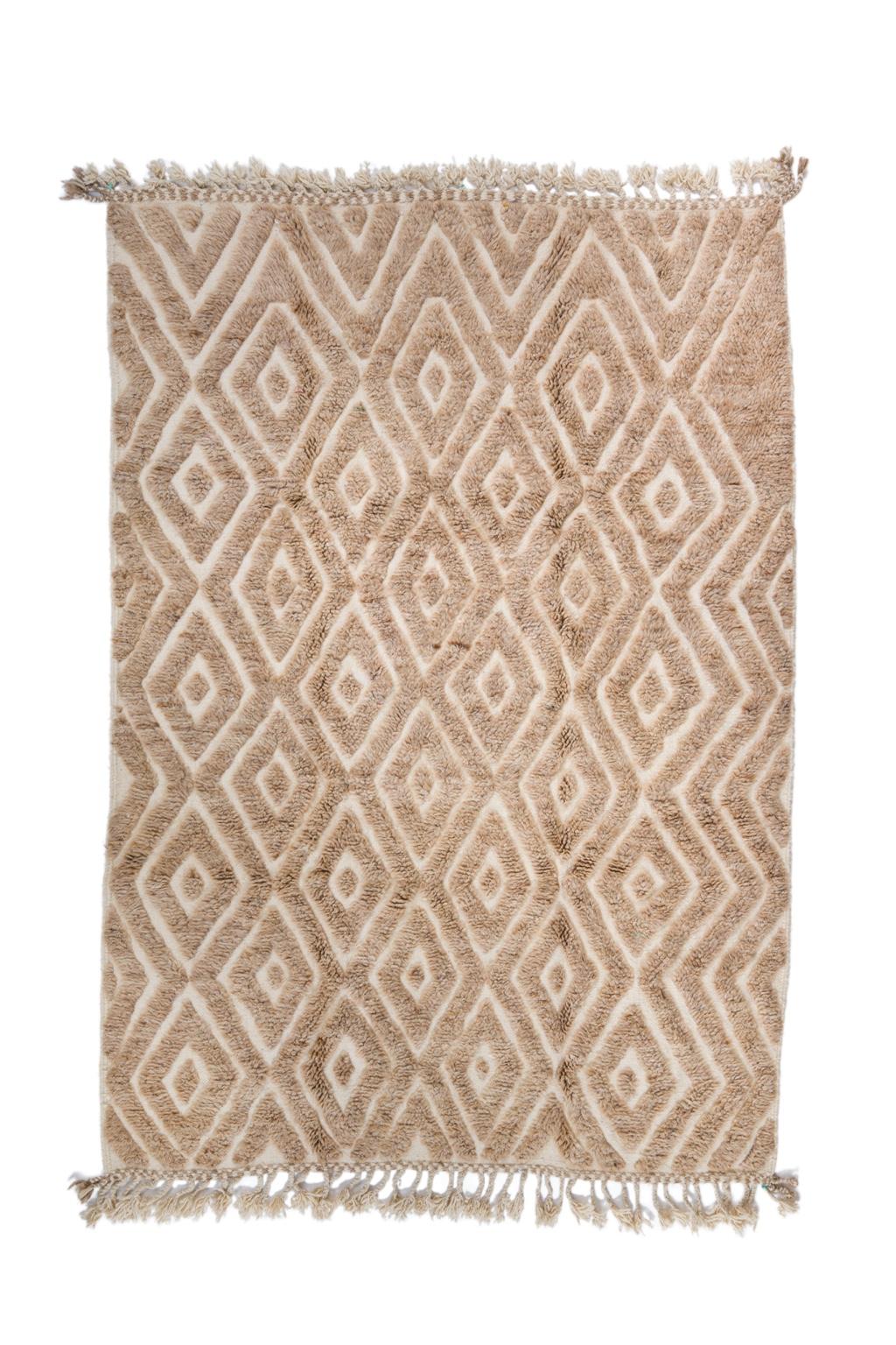 Tapis berbère marocain béni ouarain fait-main beige foncé à motifs en reliefs moderne 