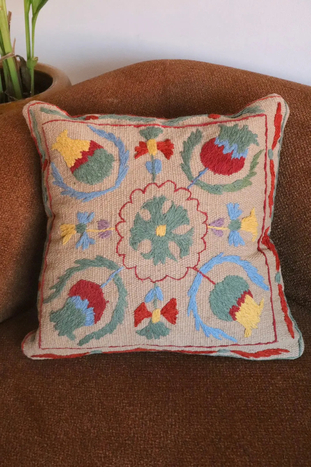 Coussin suzani beige foncé motifs multicolore en laine fait-main, coussin suzani artisanal fait mai unique à motifs brodé, coussin brodé 