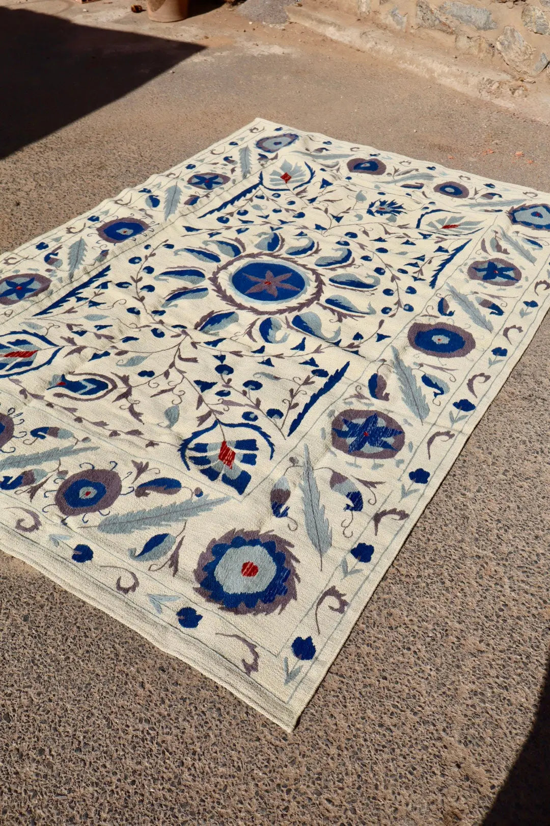 Tapis Kilim Suzani Blanc Bleu – 240x 170 cm Néda