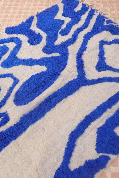 Tapis Berbère Béni Ouarain Moderne Bleu Klein À Reliefs Abstrait - Modèle signature - 260 x 141 cm Néda