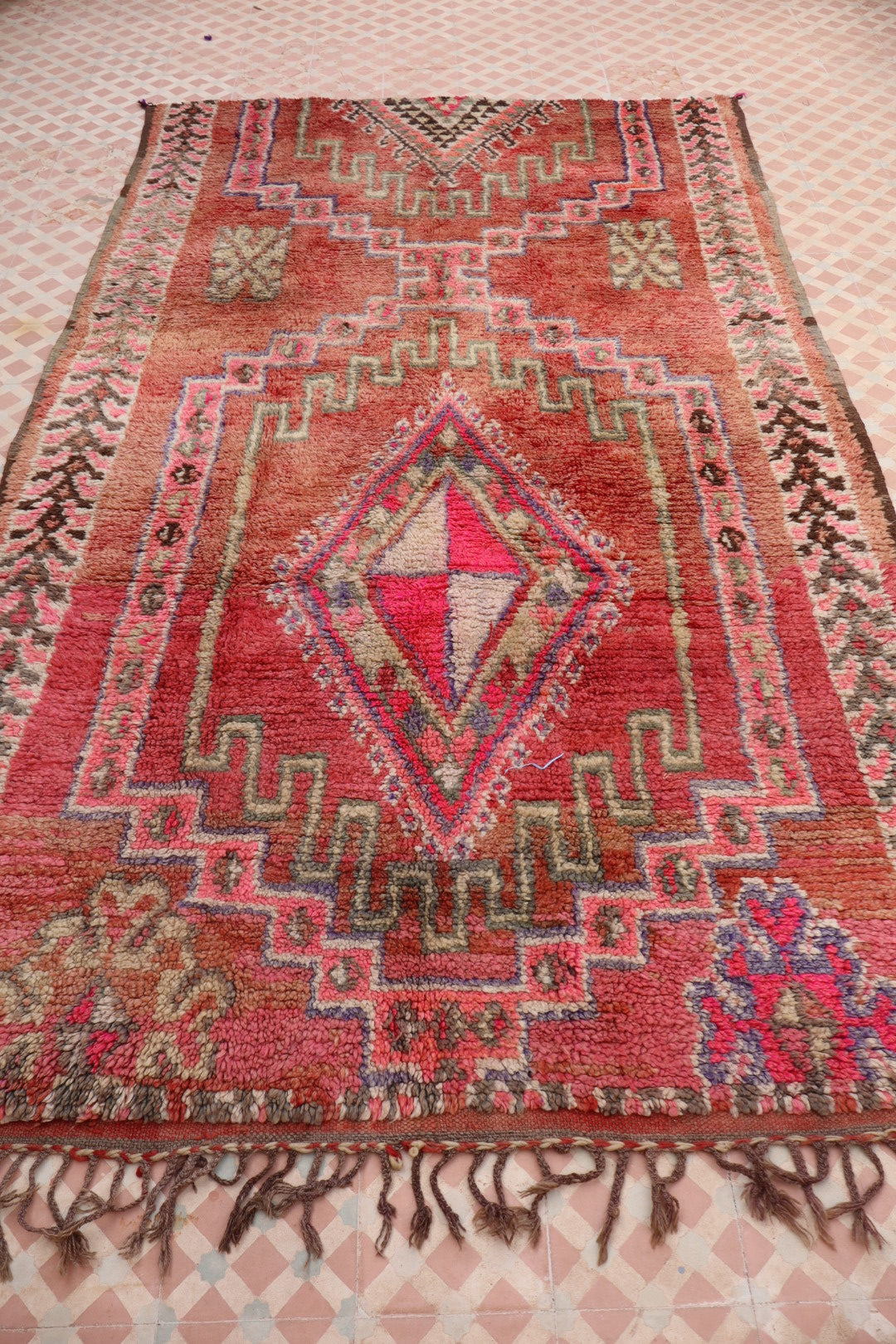 Tapis berbère vintage rose tapis marocain ancien rose et terracotta tapis berbère coloré tapis marocain rare tapis berbère en laine rose vintage tapis boujaad vintage 