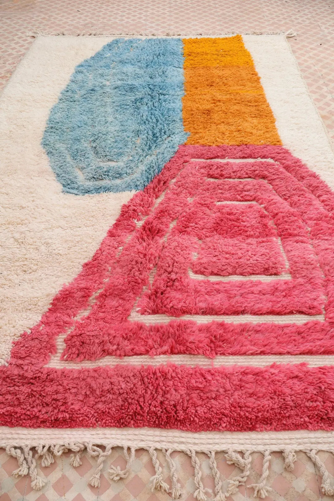 Tapis Berbère Blanc à Motifs Colorés Contemporain à Reliefs Béni Ouarain - 292 x 194 cm Néda