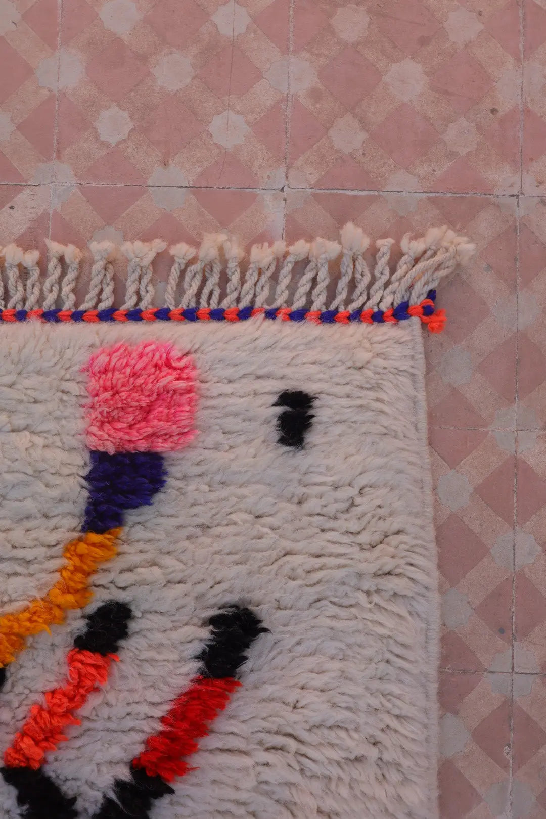 Tapis Berbère Azilal Blanc Motifs Colorés et Fluo- 236 x 153  cm Néda