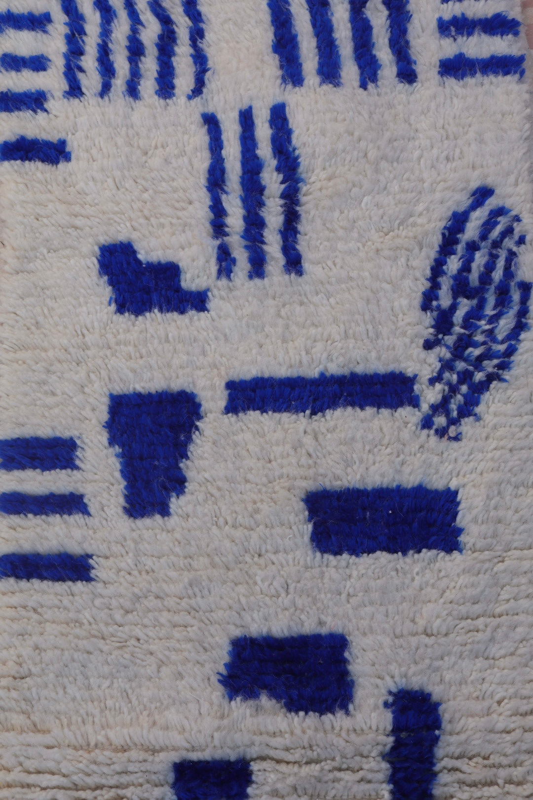 Tapis Berbère Couloir Azilal Blanc à Motifs Bleu Majorelle - 308 x 79 cm Néda