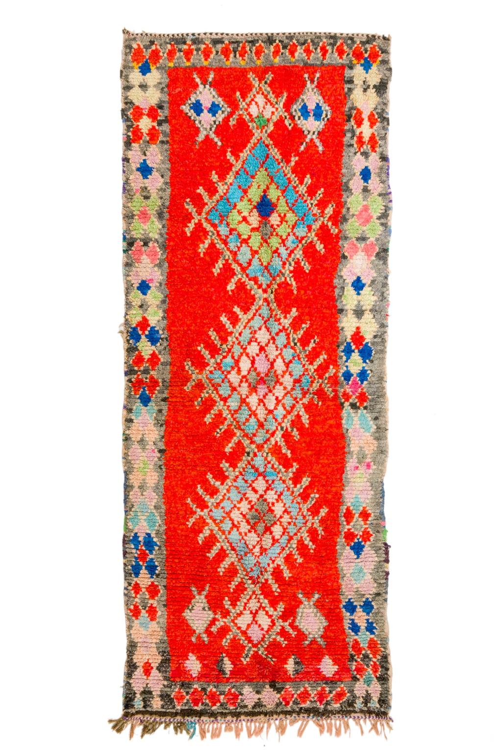 Tapis berbère marocain Boucherouite de couloir rouge à motifs colorés unique upcyclé bohème chic 