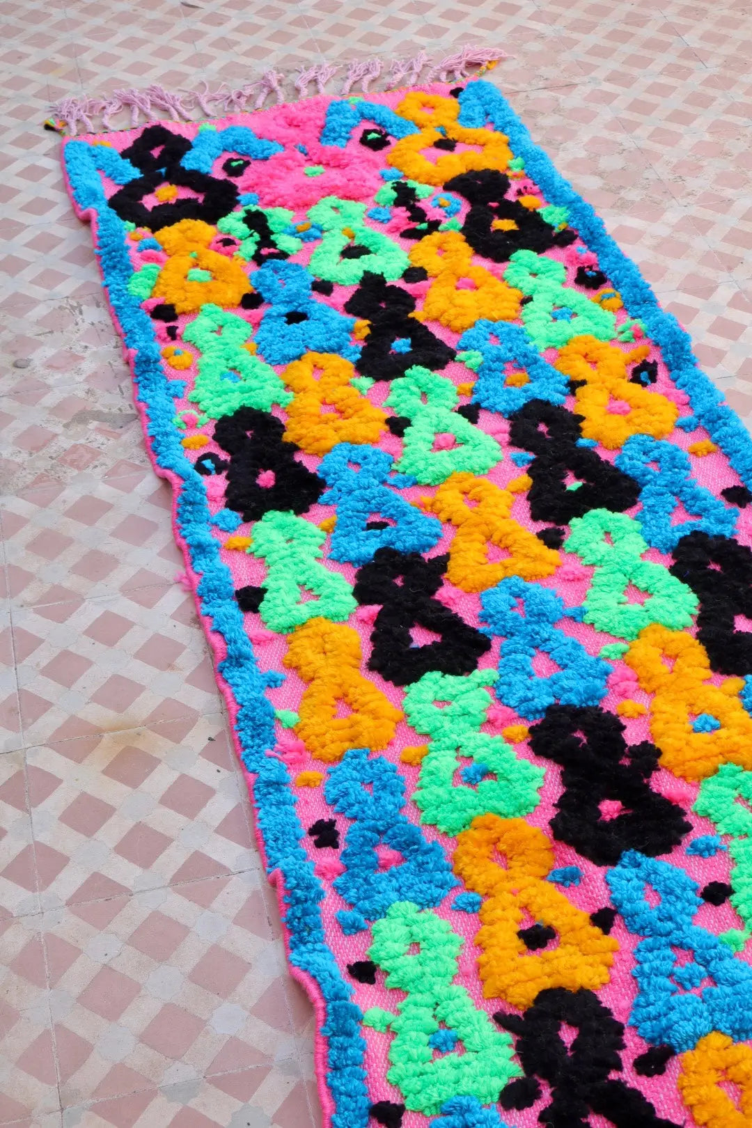 Tapis Berbère Couloir Azilal Rose à Motifs Reliefs Multicolores -293  x 70 cm Néda