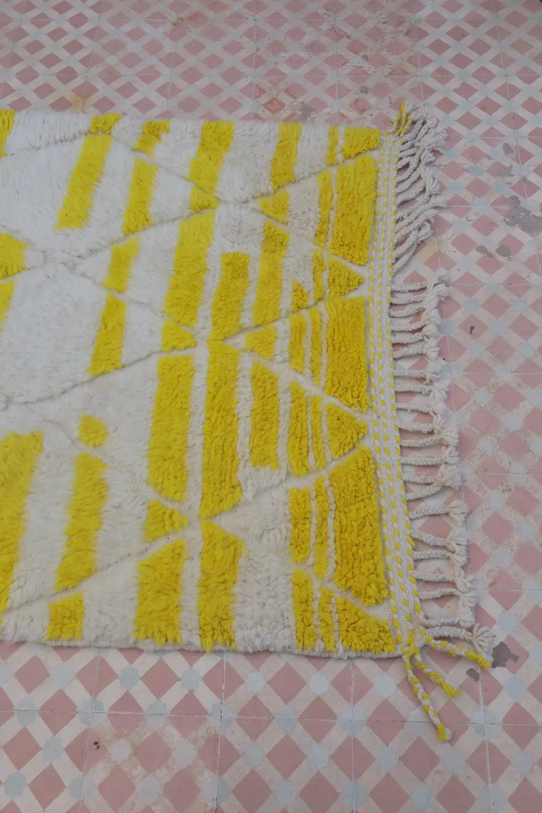 Tapis Berbère Coloré Béni Ouarain Blanc et Jaune Moderne- 172 x 117 cm Néda