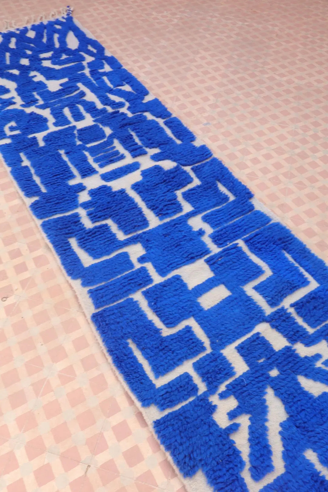 Tapis Berbère Couloir Béni Ouarain Bleu Klein en Reliefs- 307 x 82 cm Néda