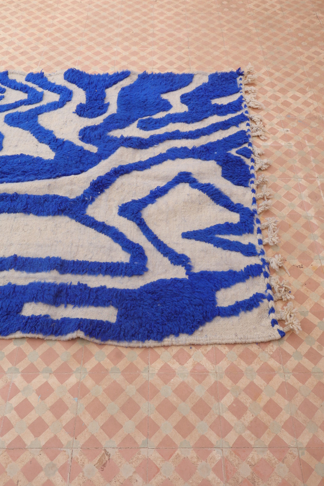Tapis Berbère Béni Ouarain Moderne Bleu Klein À Reliefs Abstrait - Modèle signature - 260 x 141 cm Néda