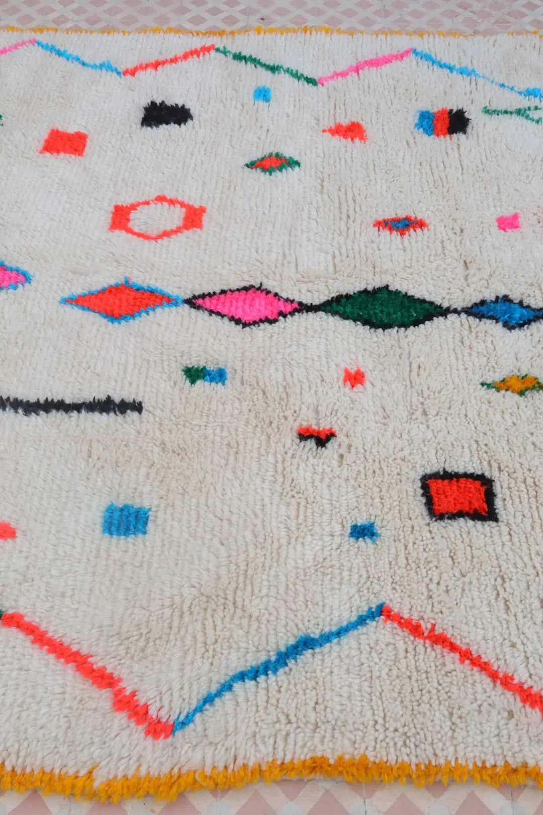 Tapis Berbère Coloré Blanc Motifs Multicolore Cadre Jaune - Azilal Néda