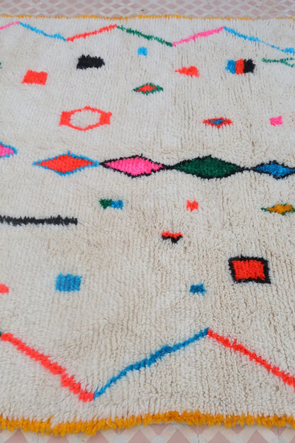 Tapis Berbère Coloré Blanc Motifs Multicolore Cadre Jaune - Azilal Néda