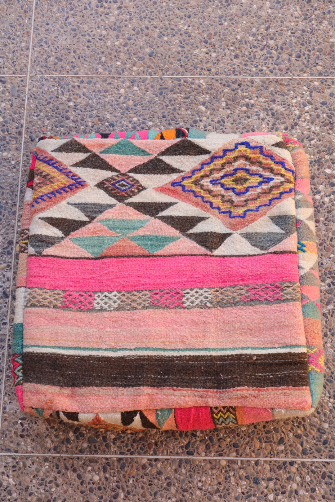 Pouf Berbère Kilim Multicolore et Rose Fluo