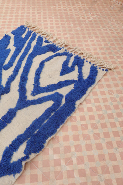 Tapis Berbère Béni Ouarain Moderne Bleu Klein À Reliefs Abstrait - Modèle signature - 205 x 108 cm Néda