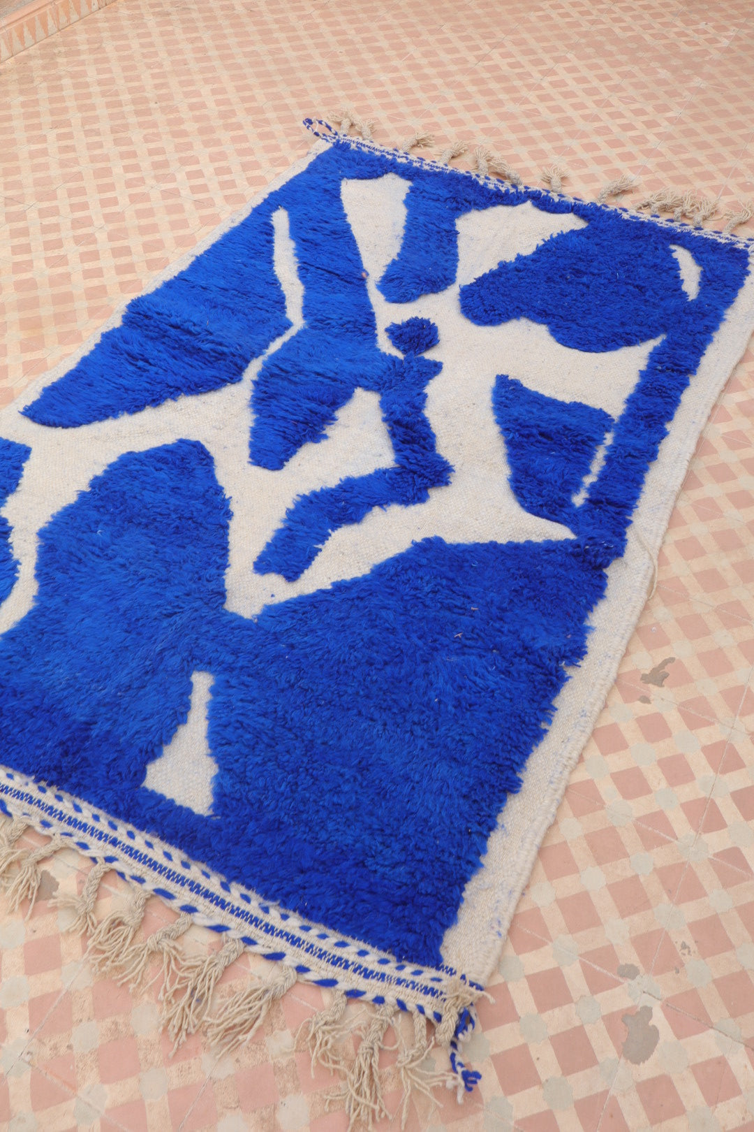 Tapis Berbère Béni Ouarain Moderne Bleu Klein À Reliefs - 182 x 120 cm Modèle Signature Néda