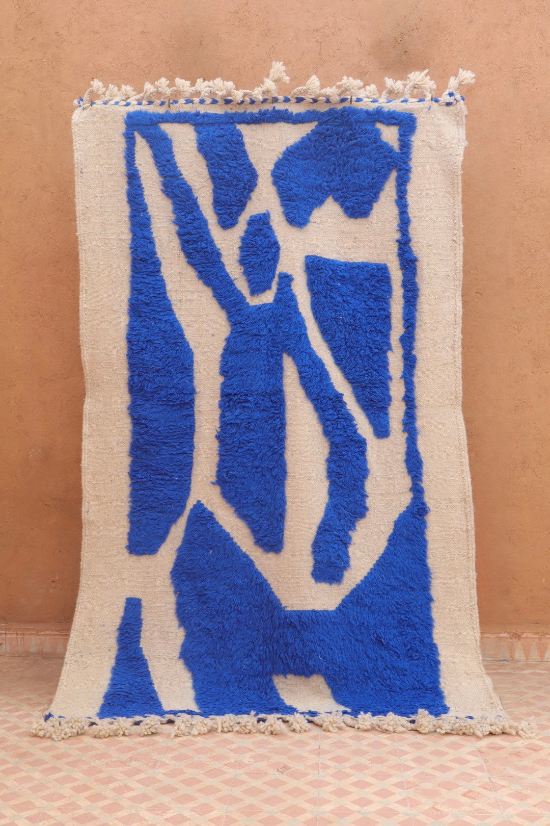 Tapis Berbère Béni Ouarain Moderne Bleu Klein À Reliefs - 202 x 127 cm Modèle Signature Néda