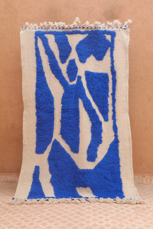 Tapis Berbère Béni Ouarain Moderne Bleu Klein À Reliefs - 202 x 127 cm Modèle Signature Néda