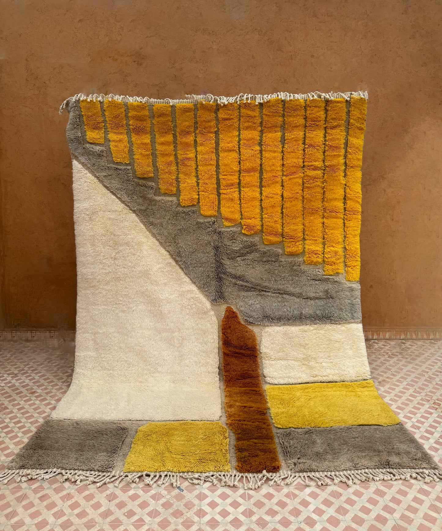 Tapis marocain berbère Mrirt luxueux moderne à reliefs jaune gris marron et blanc fait main artisanal contemporain 