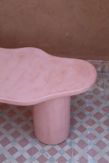 Table Basse Organique en Béton Ciré - « CURVE » Rose Néda