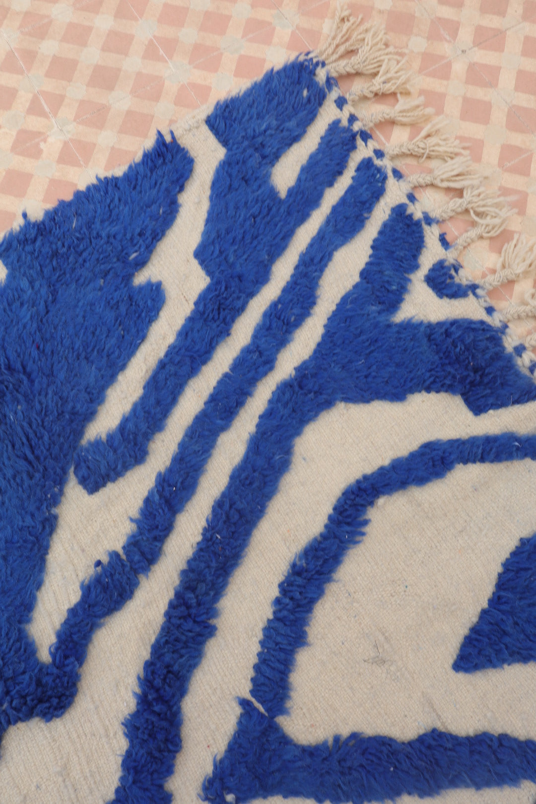 Tapis Berbère Béni Ouarain Moderne Bleu Klein À Reliefs Abstrait - Modèle signature - 205 x 108 cm Néda