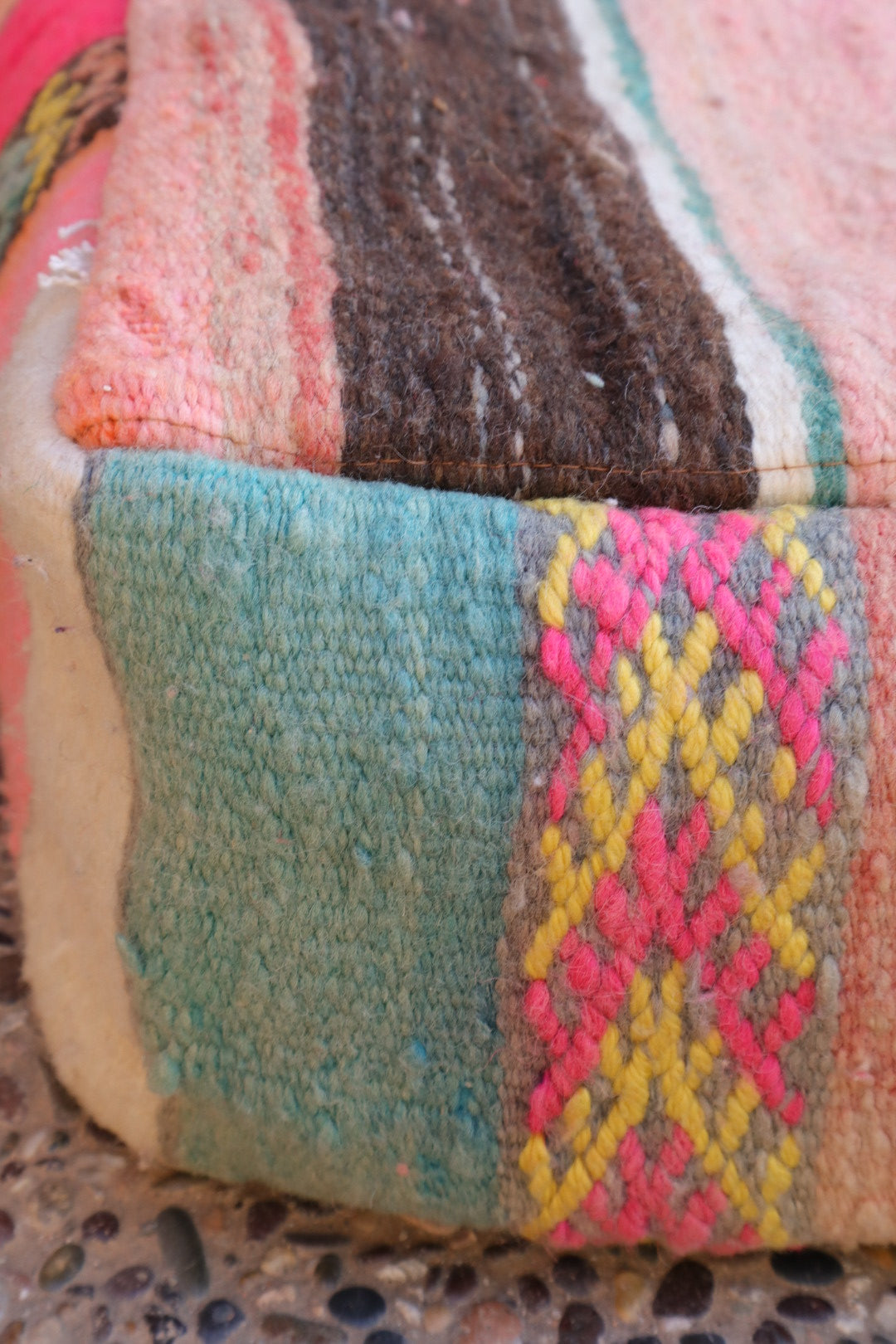 Pouf berbero Kilim multicolore e rosa fluorescente