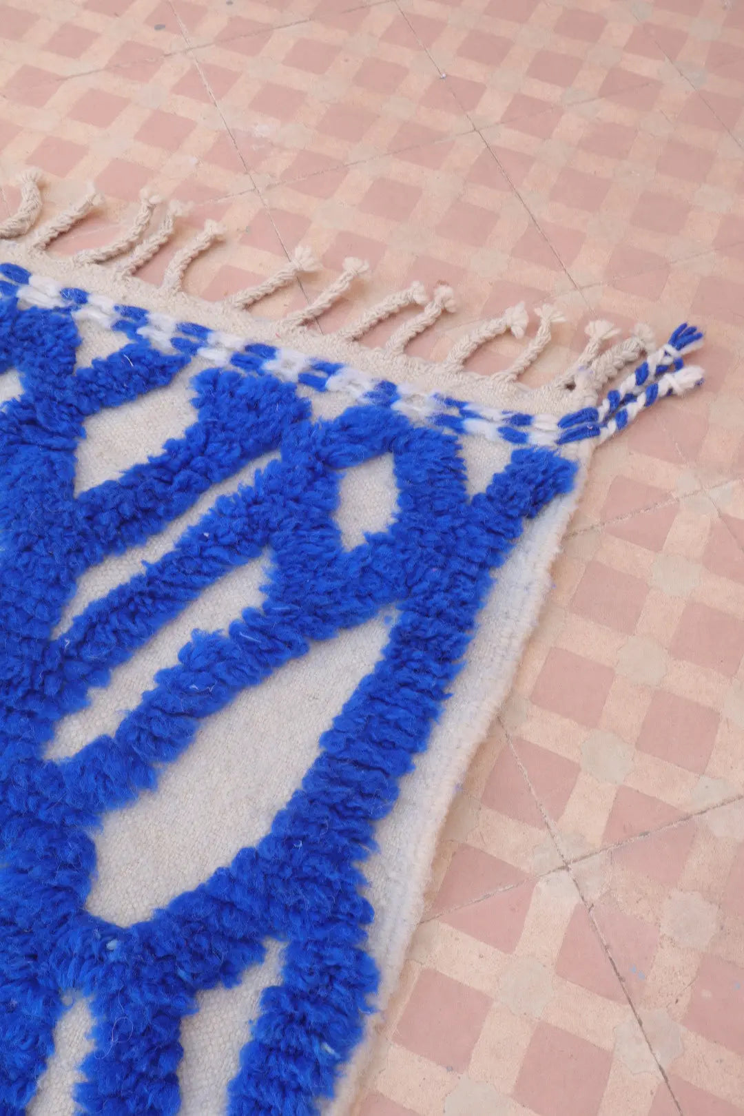 Tapis Berbère Couloir Béni Ouarain Bleu Klein en Reliefs- 307 x 82 cm Néda