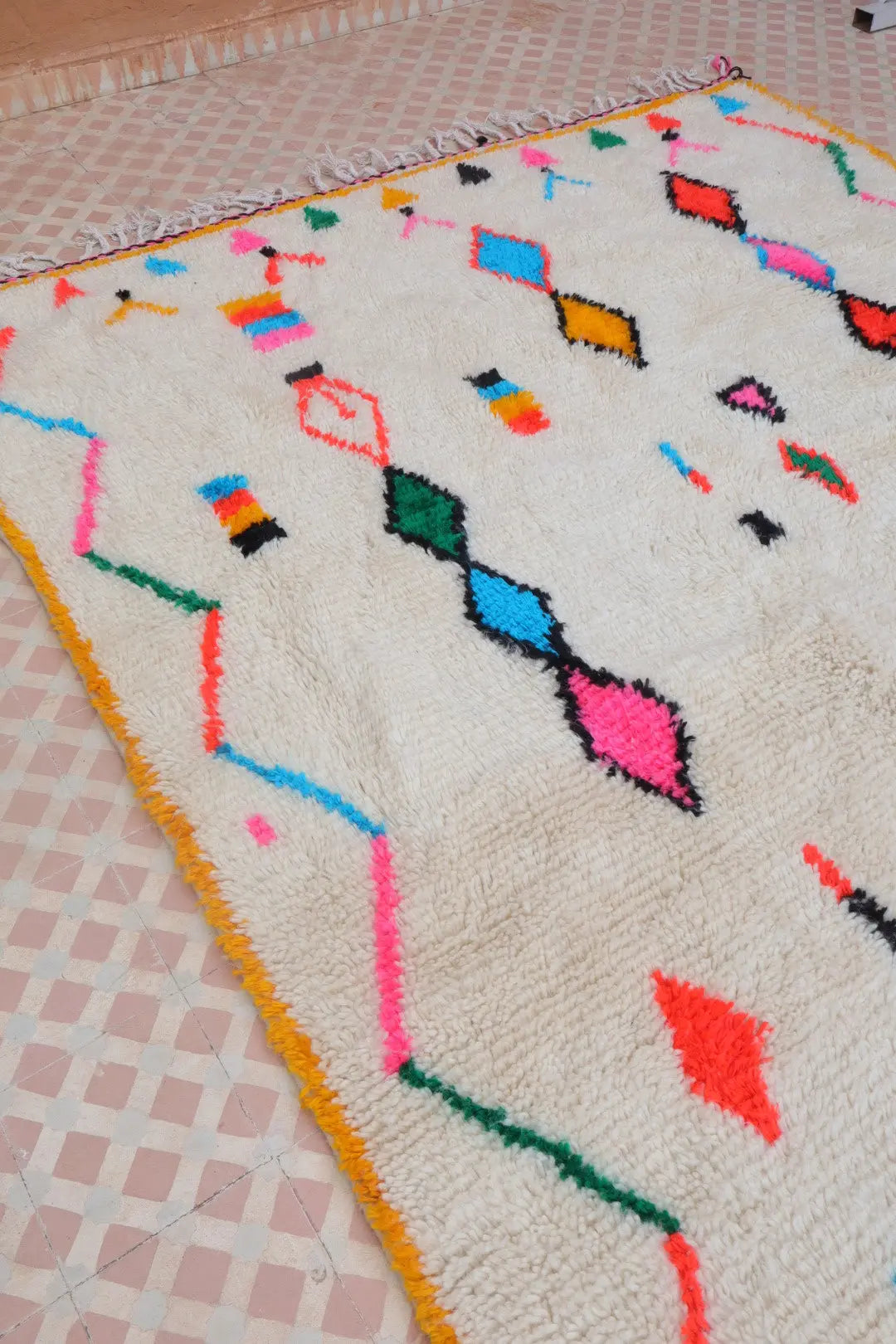 Tapis Berbère Coloré Blanc Motifs Multicolore Cadre Jaune - Azilal Néda