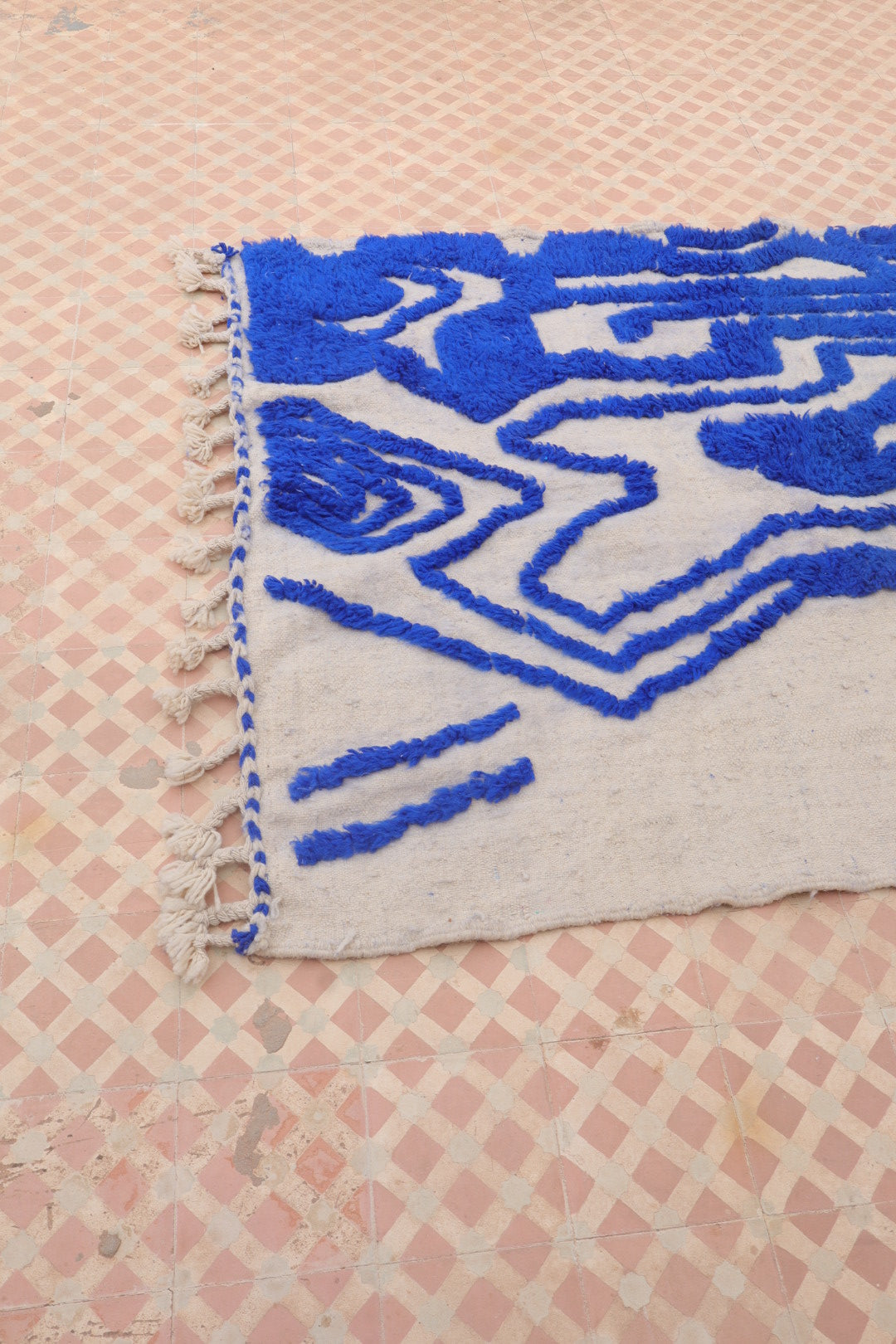Tapis Berbère Béni Ouarain Moderne Bleu Klein À Reliefs Abstrait - Modèle signature - 260 x 141 cm Néda
