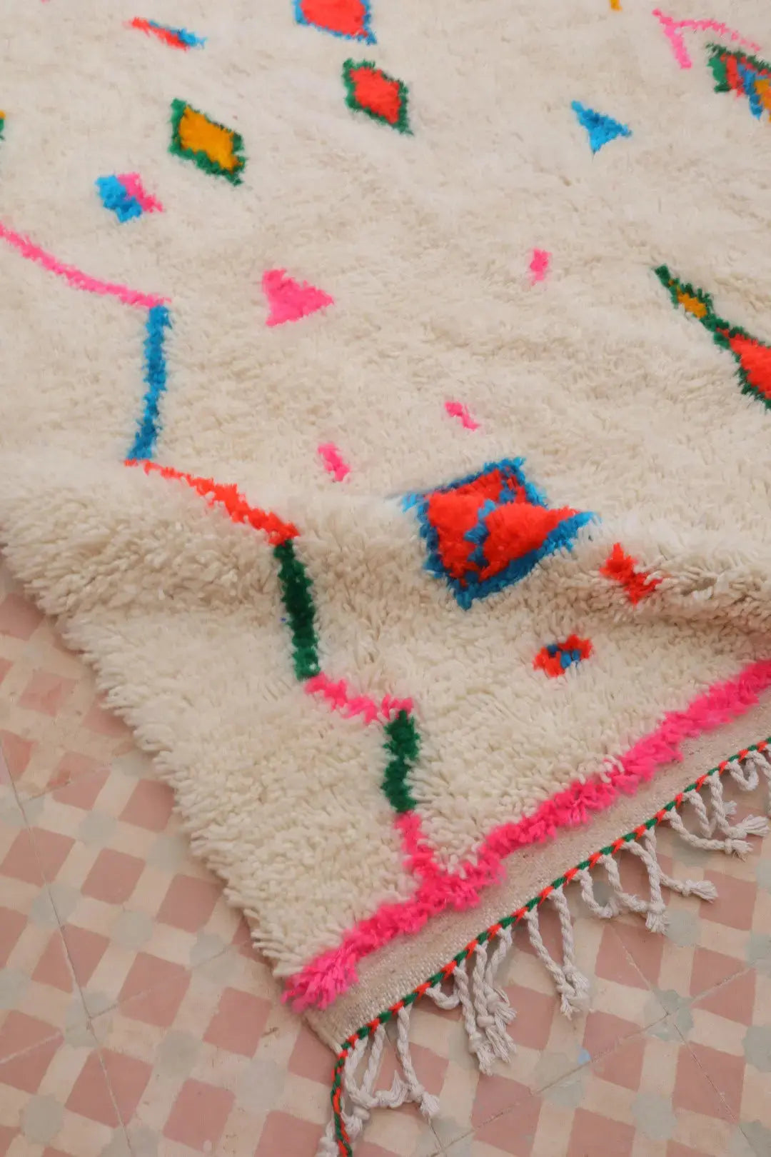 سجادة بربرية ملونة بيضاء بنقوش متعددة الألوان وحواف وردية - أزيلال نيدا