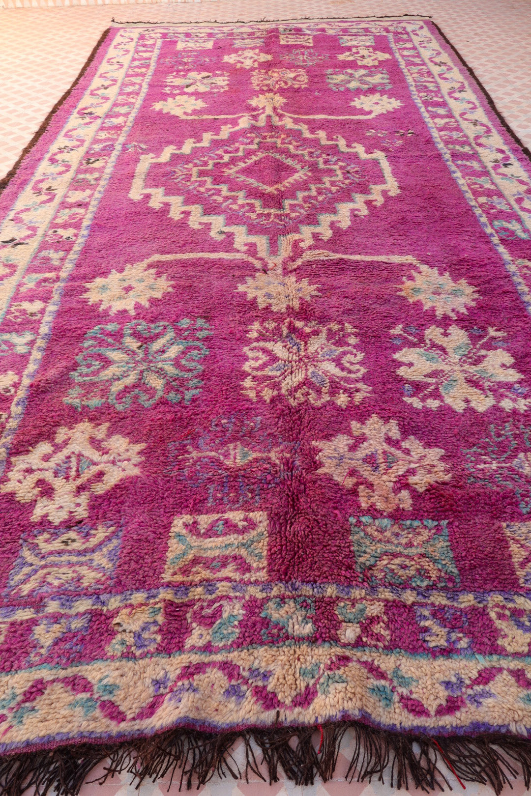 Grand et long tapis berbère marocain antique boujad vintage magenta violet à motifs beiges bleu ciel et violet fait main en laine unique 