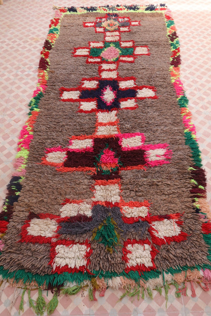 Tapis berbère Azilal vintage bohème chic tapis marocain ancien coloré long éclectique tapis marron motifs fluo laine 