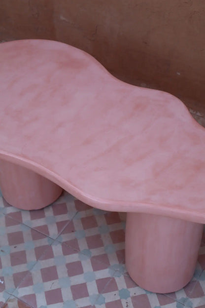 Table Basse Organique en Béton Ciré - « CURVE » Rose Néda